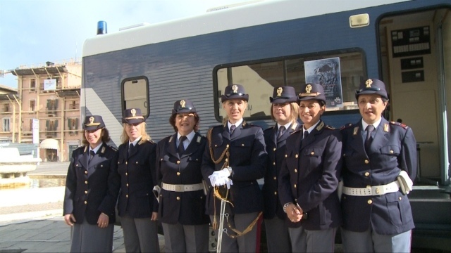 Violenza sulle donne, parte da laquila il camper itinerante della ... Polizia di stato mantova