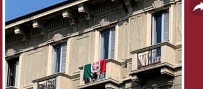 Sui balconi del lockdown rifioriscono gli antichi simboli della nazione