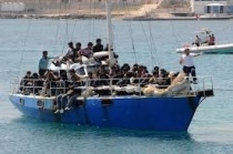 Un barcone di migranti a Porto Empedocle