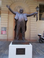 Monumento a Luciano Pavarotti, Modena