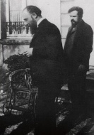Erik Satie a sinistra e Claude Debussy a destra. Si intendevano