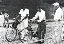 Bassani con amico e le biciclette