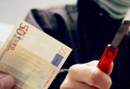 Minacciano farmascista con coltello e si fanno consegnare l'intero incasso