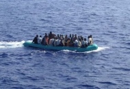 Alla deriva su un gommone, soccorsi. 116 profughi nel Canale di Sicilia