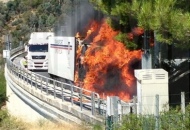 Imperia, tir in fiamme sull'A10. Incendio esteso anche alla boscaglia