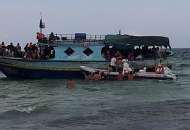 Siracusa, arriva barcone con profughi. Catena umana per salvare i migranti