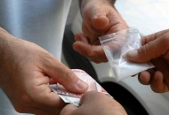 Giovane pusher sorpreso a spacciare scappa in auto e investe un poliziotto