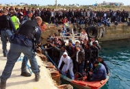 Mare agitato e barconi alla deriva profughi sbarcati in Calabria e Sicilia