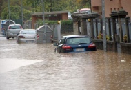 Chiavari, tragedia sfiorata giù ponte, auto nel torrente