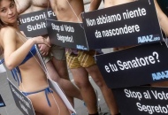 Nudi per dire «no» al voto segreto. Il flash mob degli attivisti di Avaaz