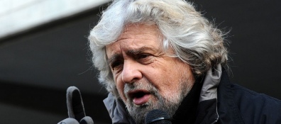 Beppe Grillo incontra i suoi senatori. Napolitano, «rapporto difficile con anziano»