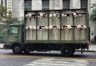 Banksy continua Better out than in. Bancarella di opere a Central Park