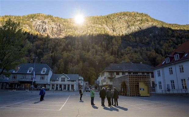 La citta di Rjukan vede finalmente la luce. Specchi giganti portano il sole in piazza
