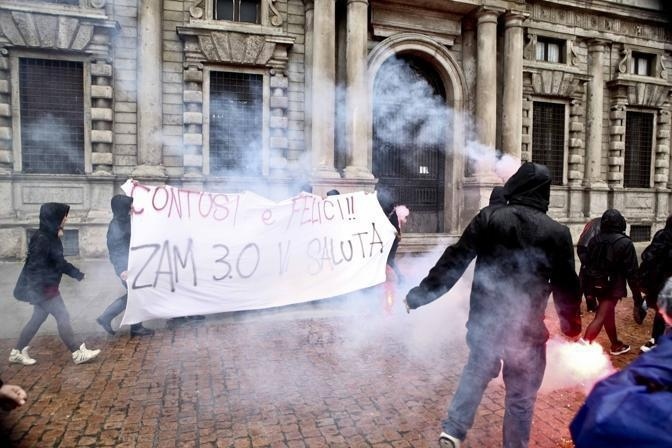 Corteo a Roma, bombe carta contro i ministeri. Incappucciati sfondano le vetrine delle banche