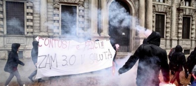 Corteo a Roma, bombe carta contro i ministeri. Incappucciati sfondano vetrine delle banche