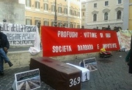 Bare in piazza Montecitorio, sit-in per ricordare i morti di Lampedusa