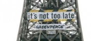 Attivista di Greenpeace sulla Tour Eiffel