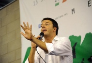 Renzi lancia la sua candidatura ed elenca gli autogol dell'Italia