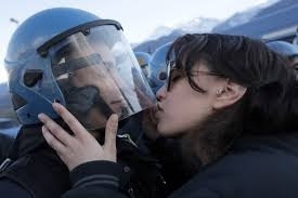 Durante la manifestazione in Val di Susa due ragazze han baciato i poliziotti