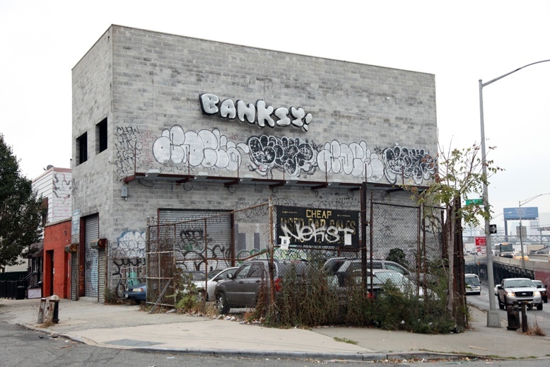 Il mese di Banksy a New York è finito cercando di salvare il 5Points degli artisti