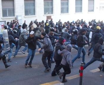 Protesta degli studenti de La Sapienza coinvolti anche alcuni ministri