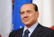 Berlusconi parla a Catania e adombra un patto tra M5s e Pd