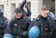 La Polizia a Torino toglie il casco. Solidarietà ai Forconi, contestata