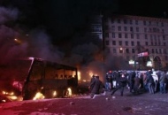 Proteste a Kiev, 150 feriti divelto persino l'asfalto