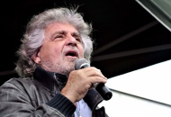 Grillo su Renzi e Berlusconi. «Gli ha dato la linea»