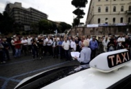 Tassisti in rivolta a Milano presidio a palazzo Marino