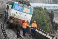 Tolti i tre vagoni sulla linea ferroviaria resta il locomotore nella scarpata