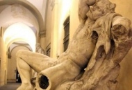 Amputata da uno studente la gamba di una statua a Brera