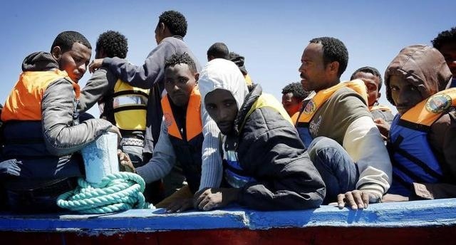 Disastro al largo di Lampedusa in 400 finiscono in mare, per ora 14 morti