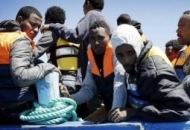 Disastro a Lampedusa in 400 finiscono in mare