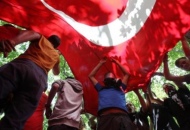 Manifestanti in viale Istiklal a Istanbul. Erdogan li minaccia: «Andatevene»