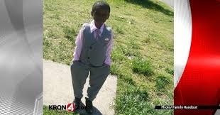 Un bambino di 8 anni ucciso con un mattone mentre cercava di salvare la sorella di 12