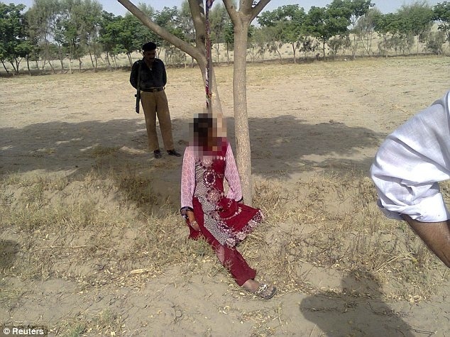 Una donna di vent'anni è stata stuprata e impiccata a un albero in Pakistan