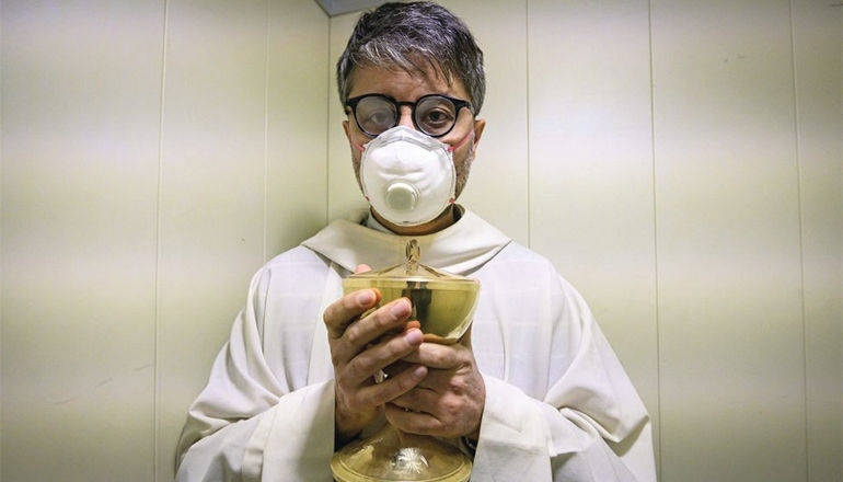 Si salveranno i sacramenti dal coronavirus? Tempo di sofferenza o risveglio religioso?
