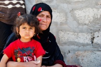 Nonna e nipote nel campo profughi di Domiz, in Iraq, che ospita 40mila rifugiati siriani, per quasi metà bambini (Salam Abdulmunem)