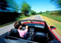 22enne ruba l'auto dello zio