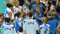 Mencarelli cerca di caricare le ragazze azzurre