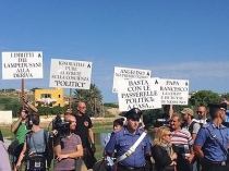 Manifestanti a Lampedusa