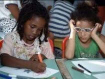 Bambini italiani e stranieri a scuola