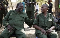 Riek Machar, capo ribelle dell'opposizione nel Sud Sudan (a sinistra nella foto)