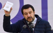 Matteo Salvini con in mano il libro dei Vangeli