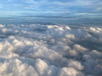 Montagne attraverso la nebbia e le nuvole, scendendo nella Valle di Kathmandu (copyright: Reteluna.it)