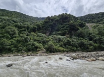 Valli verdi, fiumi selvaggi sulla strada dal Nepal alla Cina (copyright: Reteluna.it)