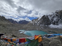 Acque color smeraldo del Gauri Kund dopo aver attraversato il passo più alto, il Dolma La, un passaggio dalla morte alla rinascita (copyright: Reteluna.it)