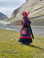 Donna tibetana in abiti tradizionali (copyright: Reteluna.it)