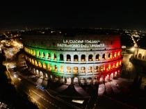 Il Colosseo a Roma illuminato con il Tricolore per festeggiare il nuovo primato italiano